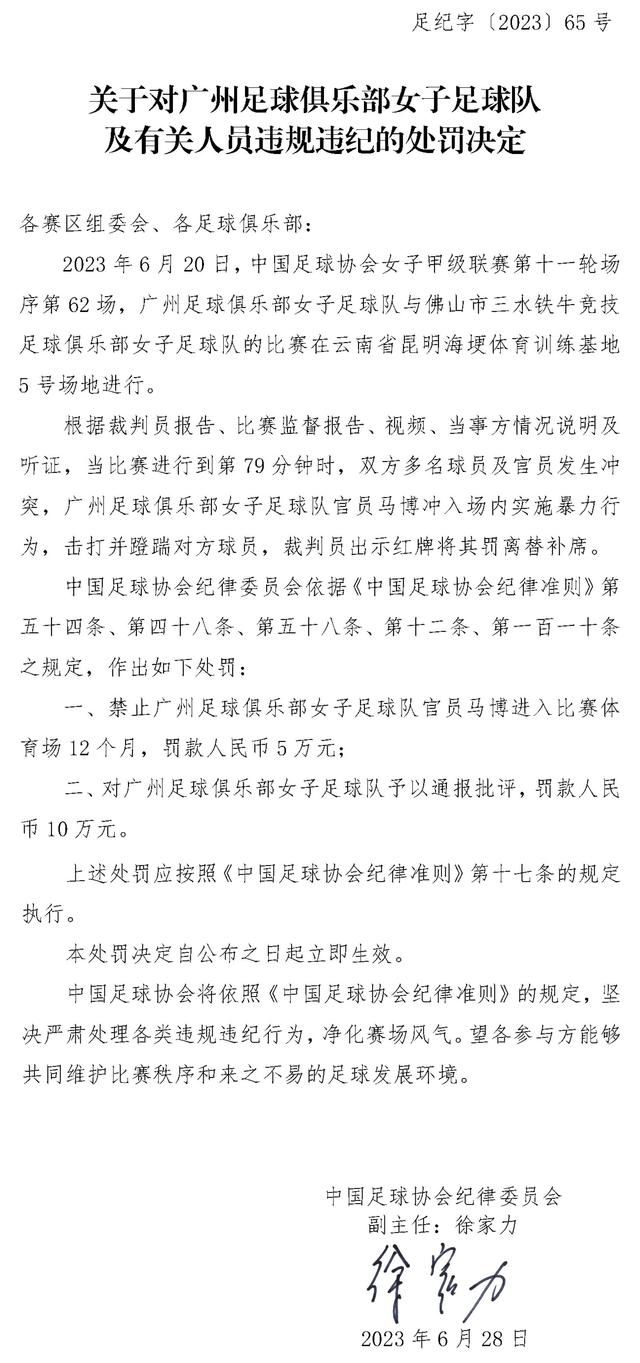 第42分钟，皇马角球机会，克罗斯将球罚向禁区，吕迪格头球攻门被鲁伊-席尔瓦托出横梁。